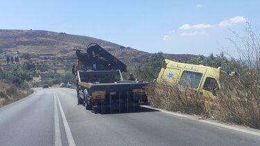 Ασθενοφόρο έπεσε πάνω σε δέντρο!