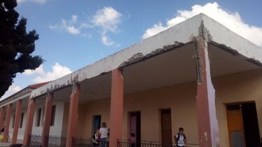 Τραγική η εικόνα στο Δημοτικό Καστελίου - Πεσμένοι σοβάδες και "γυμνοί" στύλοι