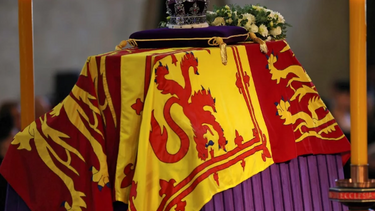 Σε λαϊκό προσκύνημα η σορός της βασίλισσας Ελισάβετ - Ουρές χιλιομέτρων