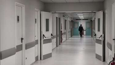 Ανεμβολίαστοι υγειονομικοί: Σπαζοκεφαλιά το πρωτόκολλο επιστροφής τους στο ΕΣΥ