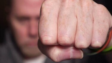 Του επιτέθηκε επειδή ομολόγησε την κλοπή που διέπραξαν!