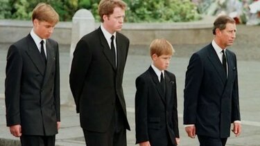 Ουίλιαμ & Χάρι: 25 χρόνια πριν, πίσω από το φέρετρο της Νταϊάνα, τώρα της βασίλισσας