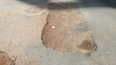 Επικίνδυνη λακκούβα άφησαν πίσω τους οι εργασίες