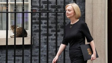 Στο Μπάκιγχαμ η Λιζ Τρας – Πρώτη συνάντηση με τον Βασιλιά Κάρολο