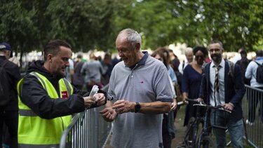 Βασίλισσα Ελισάβετ: «Μπλόκο» του eBay στα βραχιολάκια από το λαϊκό προσκύνημα