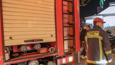 Φωτιά σε δώμα κτιρίου στο Μοναστηράκι