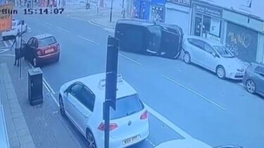 Πήρε το δίπλωμα νύχτα: Οδηγός Land Rover καβάλησε παρκαρισμένα αυτοκίνητα και έγινε viral 