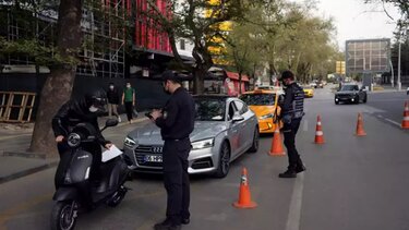 Ένοπλος τραυμάτισε δύο αστυνομικούς στην Κωνσταντινούπολη