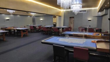 Έφοδος της ΕΛ.ΑΣ. και 15 συλλήψεις σε παράνομο μίνι καζίνο στο κέντρο της Αθήνας