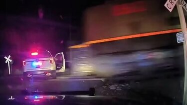 Τρένο παρέσυρε περιπολικό που είχε μέσα μια 20χρονη - Συγκλονιστικό βίντεο