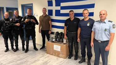 Αγόρασαν επιγονατίδες για τους συναδέλφους τους