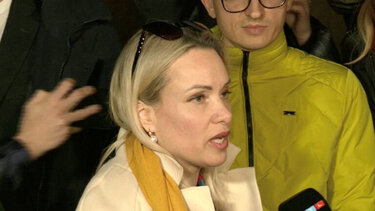 Η δημοσιογράφος Μαρίνα Οβσιάνικοβα επιβεβαιώνει ότι έχει διαφύγει από τον κατ' οίκον περιορισμό της