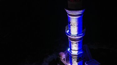 Στα γαλανόλευκα ο Φάρος στο Ενετικό Λιμάνι Χανίων 