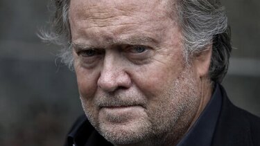 Σε φυλάκιση 4 μηνών καταδικάστηκε ο πρώην σύμβουλος του Τραμπ, Στιβ Μπάνον