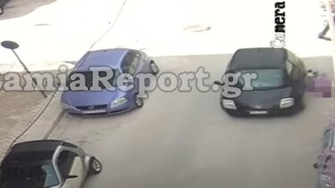 Η στιγμή που γυναίκα παρασύρθηκε από αυτοκίνητο