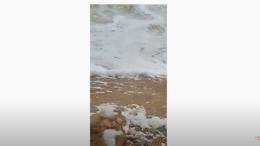 Κακοκαιρία στην Κρήτη: Ο ισχυρός άνεμος "διαλύει" τον αφρό της θάλασσας!