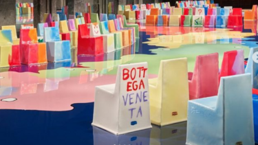  Χειροποίητες καρέκλες από Gaetano Pesce για το show SS23 του Bottega Veneta