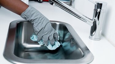 Η μαγειρική σόδα καθαρίζει τα πάντα εκτός από αυτά τα επτά αντικείμενα