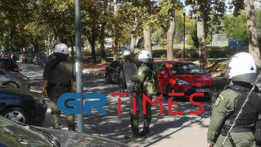 Πέτρες και φωτοβολίδες εναντίον των ΜΑΤ