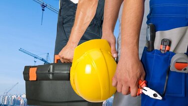 "Πόλεμος" για τους λιγοστούς εργάτες σε οικοδομές κι εργοτάξια