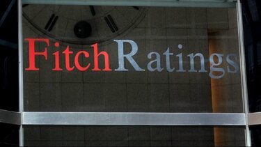 Προειδοποίηση Fitch: Ίσως υποβαθμίσουμε δεκάδες τράπεζες