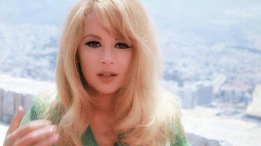 Αλίκη Βουγιουκλάκη: Μελαχρινή και αγκαλιά με τον Κώστα Βουτσά σε νυχτερινή έξοδο το 1987