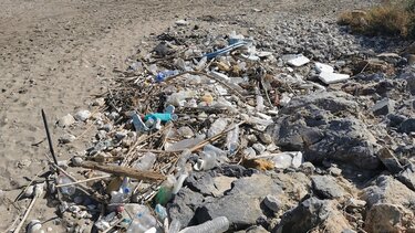 Δε γλίτωσε από τη μανία του νερού ούτε η παραλία του Καρτερου