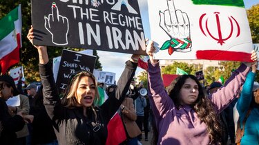 Guardian: Φορτηγά χωρίς πινακίδες στο Ιράν αρπάζουν μαθητές από σχολεία