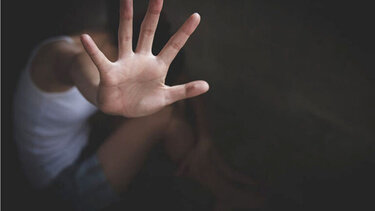 Φρίκη για 13χρονη στα χέρια της μητέρα της - Καταγγέλλει και τον πατέρα της