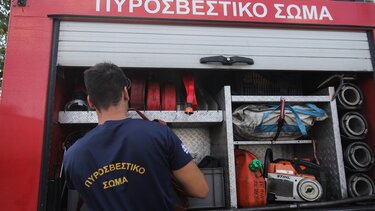 Συναγερμός στην Πυροσβεστική για τη φωτιά σε πυκνοκατοικημένη περιοχή