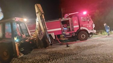 Ολονύχτια μάχη με τη φωτιά στην αποθήκη με το τριφύλλι