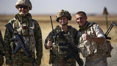 Συρία: Σπάνια στιγμιότυπα – Ρώσοι και Αμερικανοί στρατιώτες ποζάρουν μαζί