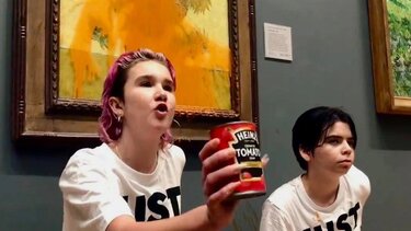 Βρετανία: Απαγγέλθηκαν κατηγορίες στις ακτιβίστριες που πέταξαν σούπα στον πίνακα του Βαν Γκογκ