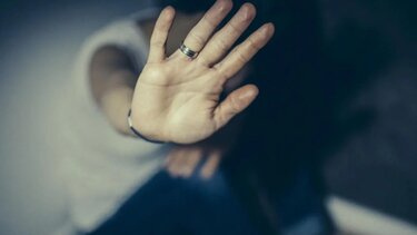 Χειροπέδες στα χέρια που αποπειράθηκαν να χτυπήσουν