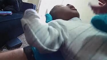 Αστυνομικοί επαναφέρουν βρέφος στη ζωή - Δείτε βίντεο