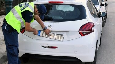 Αυστηρότερα πρόστιμα για παράνομη στάθμευση σε σημεία όδευσης τυφλών και ράμπες ΑμεΑ