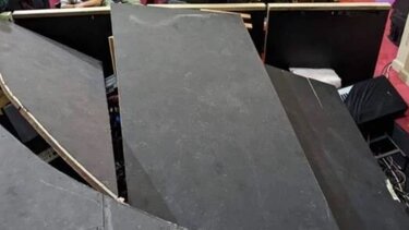 Δημοτικό Θέατρο Πειραιά: Κατέρρευσε μέρος της σκηνής και τραυματίστηκαν μαθητές!