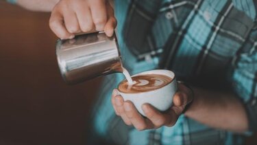 Σάλος στη Νέα Σμύρνη: Καφετέρια έδιωξε πελάτες επειδή ήταν ηλικιωμένοι!