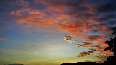 Η Ανατολή φόρεσε τα κυριακάτικά της