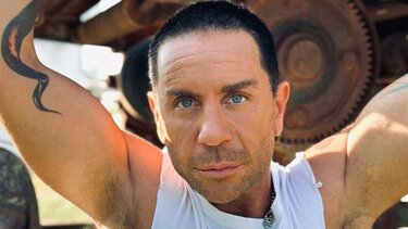 Στα Δικαστήρια με την αδερφή του ο Γιώργος Μαζωνάκης 