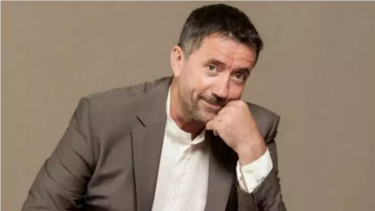 Ο ΣΚΑΪ ετοιμάζει το νέο "Στην υγειά μας" με παρουσιαστή-έκπληξη