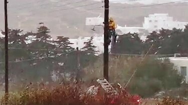 Εναερίτες… παντός καιρού – «Κρέμονταν» από κολόνα την ώρα της καταιγίδας