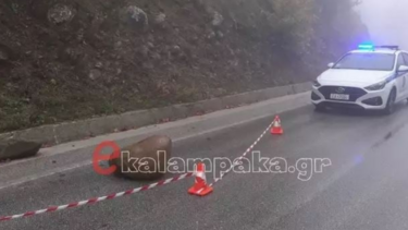 Μετέωρα: Αποκολλήθηκαν βράχοι κι έπεσαν σε δρόμο που περνούσαν αυτοκίνητα