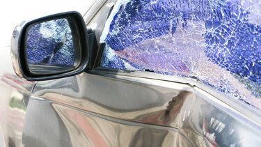 Δύο τραυματίες μετά τη σύγκρουση δύο ΙΧ και ενός δικύκλου