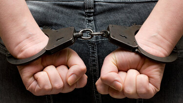 «Αναζητώ μαθήτρια να φορά μπικίνι»: Συνελήφθη Νορβηγός στη Ρόδο