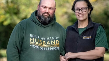 Γυναίκα νοικιάζει τον σύζυγό της για μαστορέματα στο σπίτι και είναι περιζήτητος