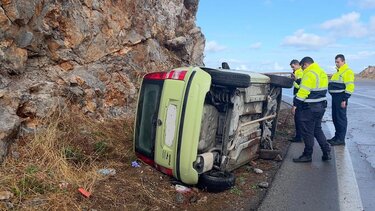 Ανατροπή ΙΧ με δύο εγκλωβισμένες γυναίκες