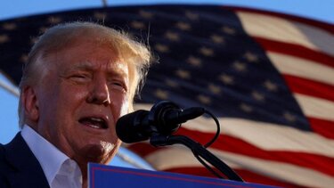 Ο Τραμπ καταγγέλλει τον "πολιτικό" και "άδικο" διορισμό του ειδικού εισαγγελέα