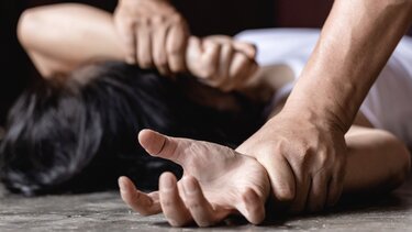 «Με είχε φυλακισμένη, με βίαζε επί πέντε μέρες» καταγγέλλει 35χρονη