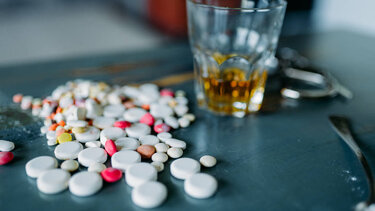 Τον βρήκαν σε ημιλιπόθυμη κατάσταση: Είχε καταναλώσει χάπια και αλκοόλ